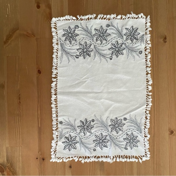 Vintage Embroidered White Gray Placemats Set of 5 Handmade Boho Chic Grannycore - Picture 7 of 10